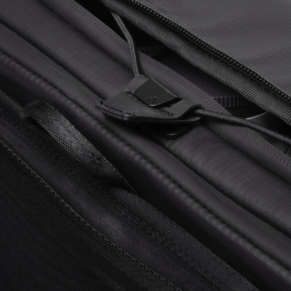 Gomatic McKinnon Messenger 13L close up of top