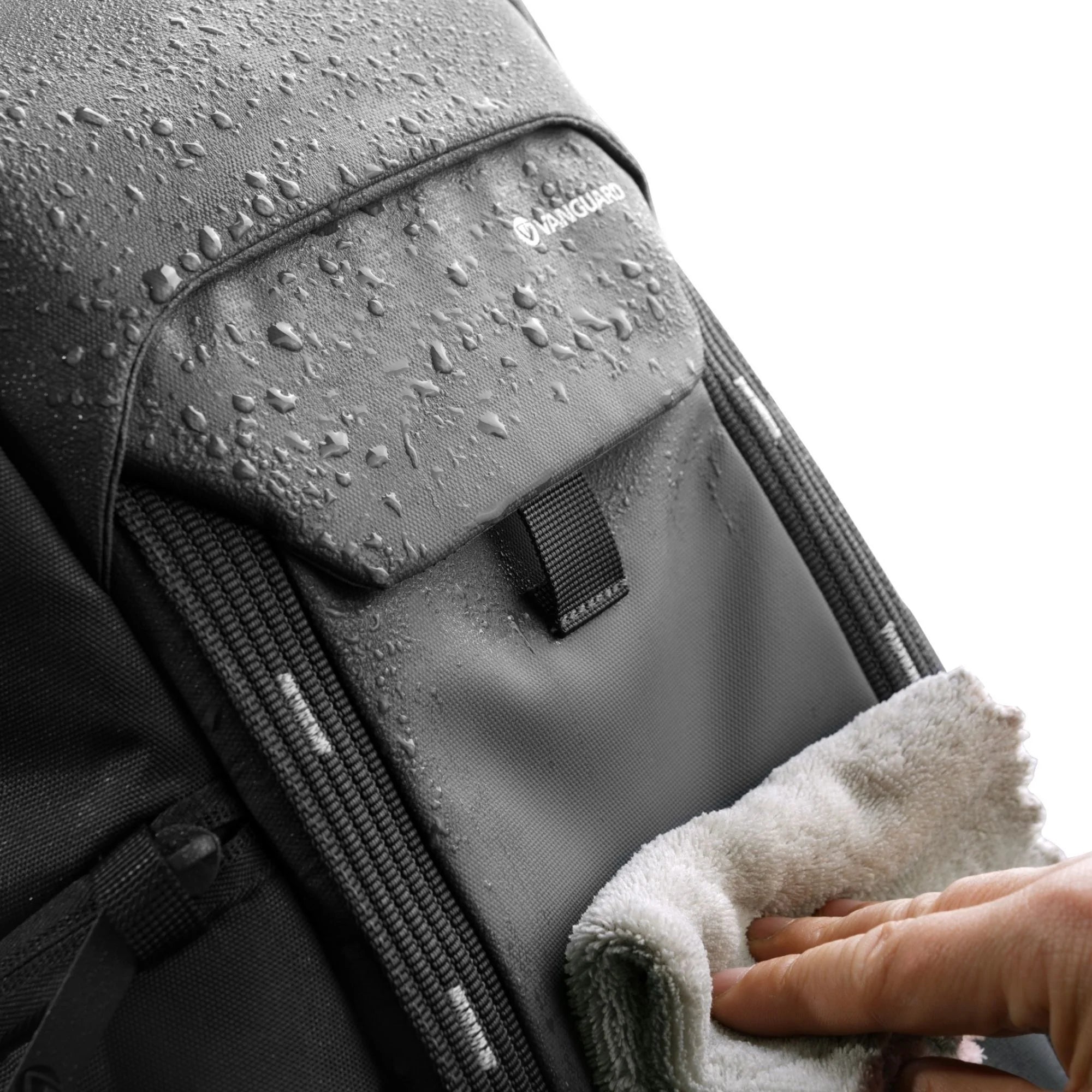 Vanguard VEO adaptor R44 BK backpack with USB Port - Rear Access