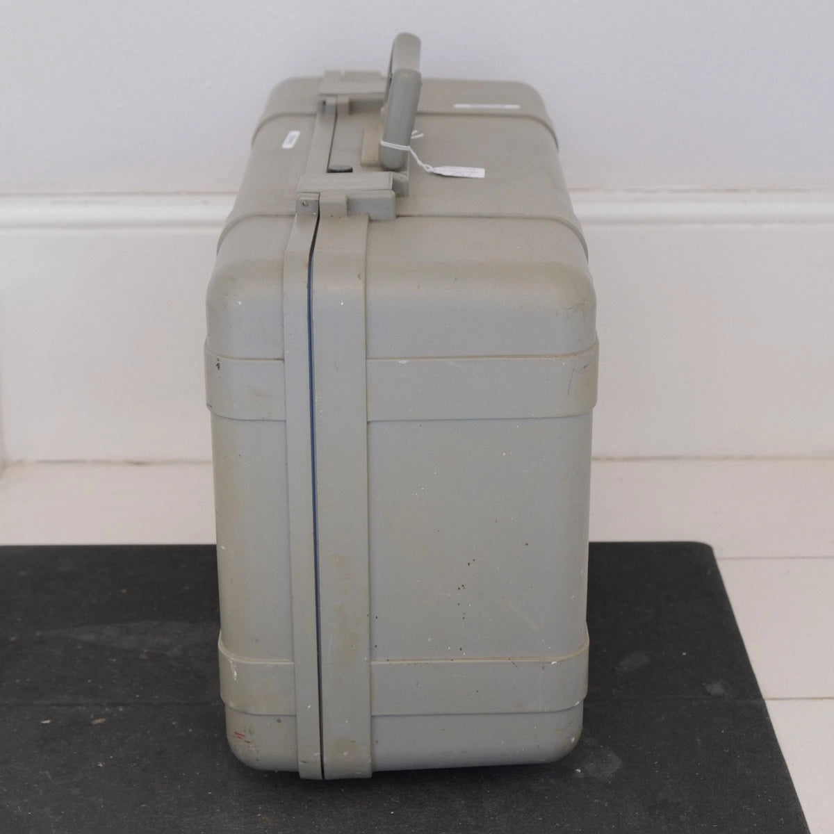 Used Underwater Kinetics Case 50cm x 32cm x 22cm - side angle 