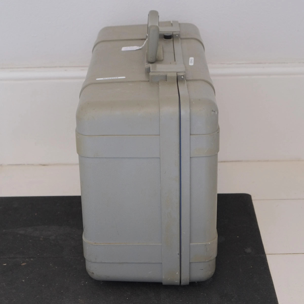 Used Underwater Kinetics Case 50cm x 32cm x 22cm - side angle 