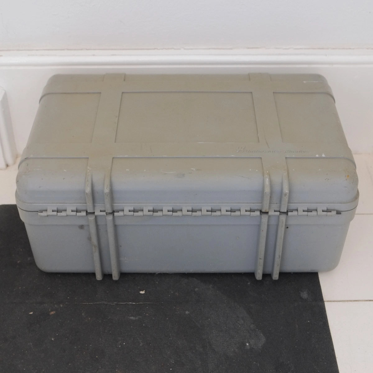 Used Underwater Kinetics Case 50cm x 32cm x 22cm - bottom angle 
